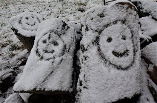 Familie Smiley freut sich über den Neuschnee