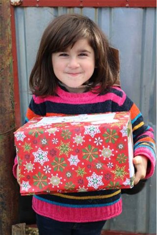 Kind in Rumänien erhält sein Weihnachtsgeschenk aus Deutschland
