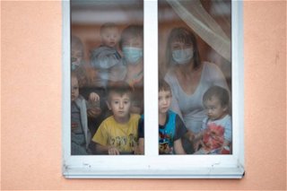 Geschenkübergabe an Kinder in einem Waisenhaus in der Ukraine