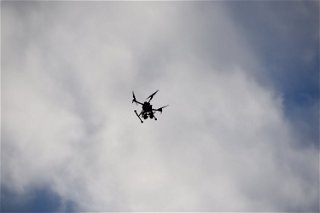 Die Drohne fliegt das Gebiet ab
