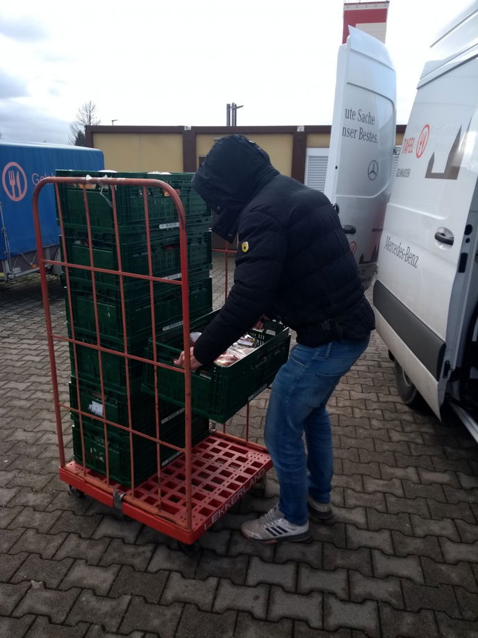 ...und Praktikant Felix Appelt bei ihrer Arbeit.