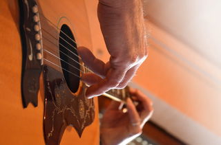 Der Vorwärts-Gitarrengruppe hält der Künstler weiterhin die Treue - Foto: Siegbert Kühn