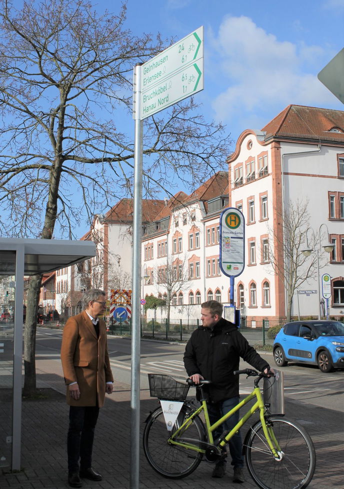 Stadtrat Thomas Morlock (links) mit Verkehrsplaner Felix Waitz im Gespräch - Foto: Stadt Hanau