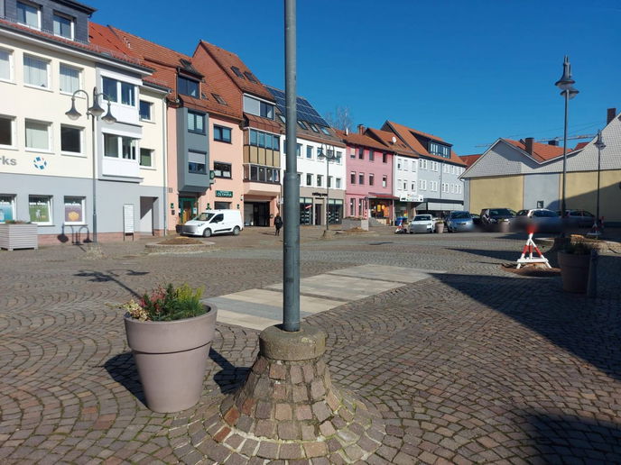 Der Stadtplatz wirkt ganz kahl.