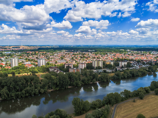 Im Maintal verschmelzen urbane und ländliche Strukturen.