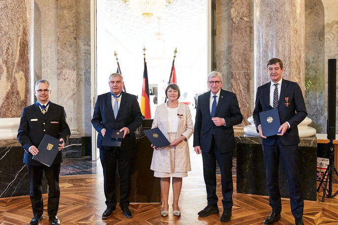 Erhielten staatliche Auszeichnungen aus den Händen von Ministerpräsident Volker Bouffier (2: v. r.): v.l. Jochen Rietdorf, Christoph Schwarzer, Birgit Otto und Dr. Rainer Langner.