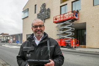 Projektleiter Ruthard Dick vor dem Leuchtturm-Projekt „Neue Mitte“ in Bruchköbel. - Fotos: R+S Group