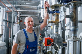 Seit 40 Jahren zuverlässiger Mitarbeiter im Bereich der Heizungstechnik: Peter Heller.