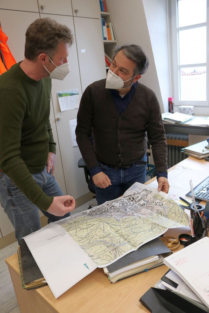 Mario Günther, Fachbereichsleiter Hoch-/Tiefbau im Bauamt der Stadt Gelnhausen (links), und Bürgermeister Daniel Chr. Glöckner - Foto: Stadt Gelnhausen