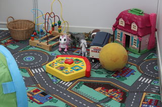 Die Notunterkunft in der Turnhalle verfügt auch über ein Spielzimmer, das für die Kinder liebevoll hergerichtet wurde.