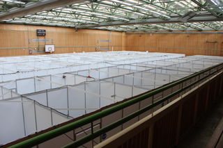 Blick von oben auf die Halle, in der viele kleine Wohneinheiten zur kurzfristigen Unterbringung der ukrainischen Flüchtlinge hergerichtet worden sind.