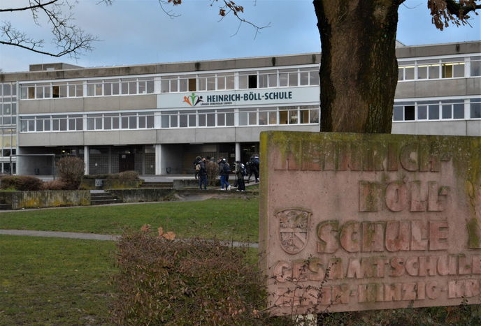 Bis in die Nacht zu Freitag sind Geflüchtete aus der Ukraine in die Sporthalle der Haupt- und Realschule Birstein gebracht worden. - Foto: Privat