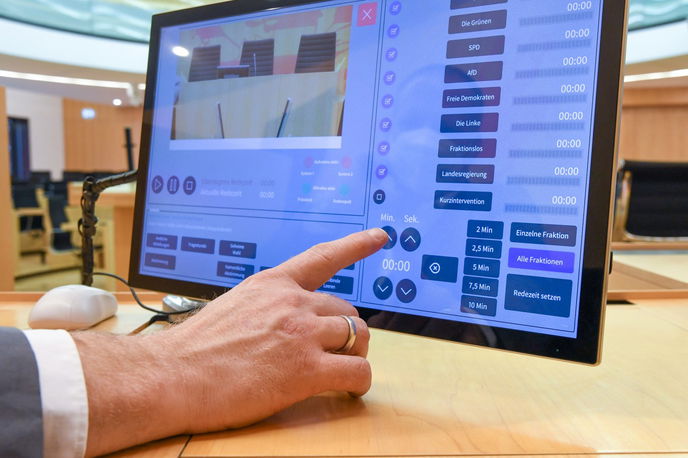Die Redezeitanlage im Plenum - Foto: Hessischer Landtag