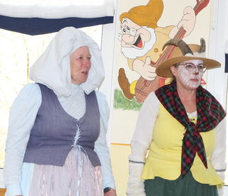 Die Gästeführerinnen Martina Jobst (Mutter Geis) und Renate Ulrich (Frau Holle).