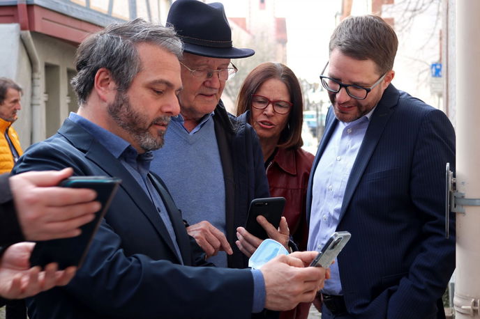 Bürgermeister Daniel Chr. Glöckner (links) und Landrat Thorsten Stolz (rechts) begeben sich mit Heinz Pahlich und Vertretern des Verkehrsvereins auf Entdeckungsreise. 