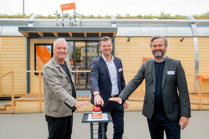 Drückten gemeinsam den symbolischen Buzzer zur offiziellen Eröffnung (von links): Martin Bieberle, Thomas Stäb und Christopher Wohlfarth. - Foto: Tegut/Björn Friedrich