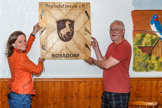 Bürgermeisterin Sylvia Braun bringt mit Reinhold Maisch das neue Vereinswappen gleich im Vereinsheim an.