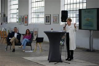 Dr. Tobias Kämpf und Annette Böhmer von der AGH freuten sich sehr über das wertschätzende Grußwort der Hanauer Stadtverordnetenvorsteherin Beate Funck. 