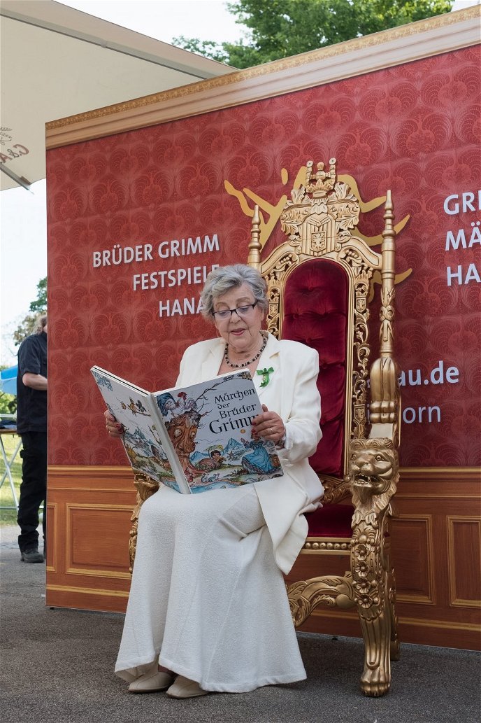 Mit einer Lesung aus dem traditionellen Text eröffnete Hanaus Märchenbotschafterin Marie-Luise Marjan die Brüder Grimm Festspiele 2022.
