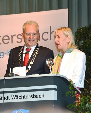Bürgermeister Andreas Weiher und Ministerin Prof. Dr. Kristina Sinemus eröffnen die Messe 2022 .