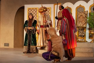 Er muss einiges aushalten, bevor seine Tochter den Richtigen findet: Sultan Mustafa (Helmut Potthof), der den Intrigen von Großwesir Sihr Fassad (Dieter Gring, links) ausgesetzt ist.