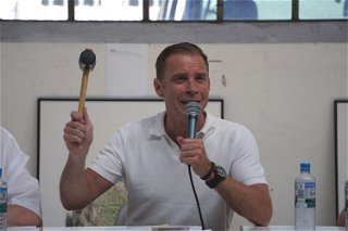 HR-Moderator Jens Kölker übernahm gekonnt die Rolle als Auktionator.