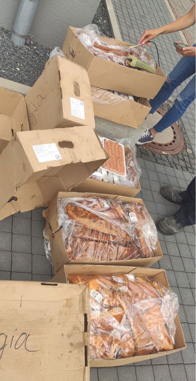 Des Weiteren wurden knapp 100 Kilogramm ungekühltes Frischfleisch beschlagnahmt.