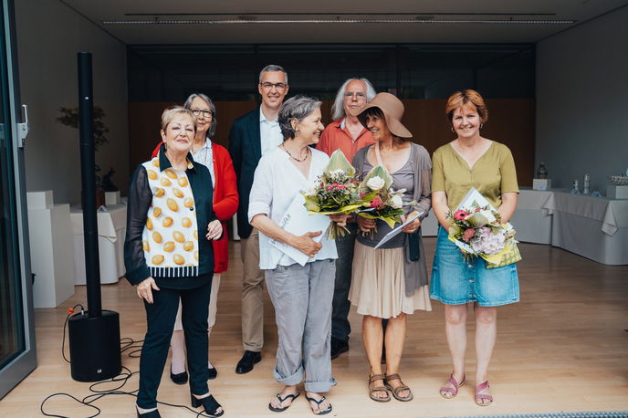 Beate Funck, Claudia Borowski, Guido Braun, Keramikerin Steffi Herz, Künstler und Jury-Mitglied Jörg Eyfferth, Gewinnerin Isabella Hiepler-Metz und Keramikerin Angela Weiffen.