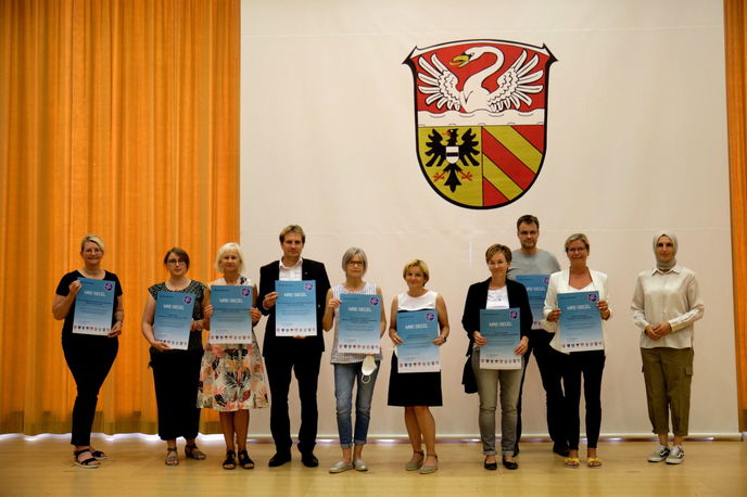 Gemeinsam vorgehen gegen die Verbreitung von multiresistenten Erregern: Vertreterinnen und Vertreter einiger der 14 Einrichtungen, die im Main-Kinzig-Forum ihre Qualitätssiegel vom MRE-Netz Rhein-Main entgegengenommen haben. - Foto: MKK-Pressestelle