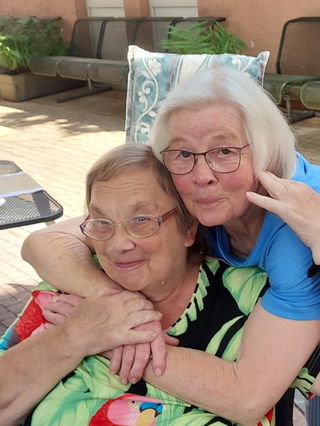 Ehrenamtliche Christina Spahn umarmt Bewohnerin Ottilie Ditzel.