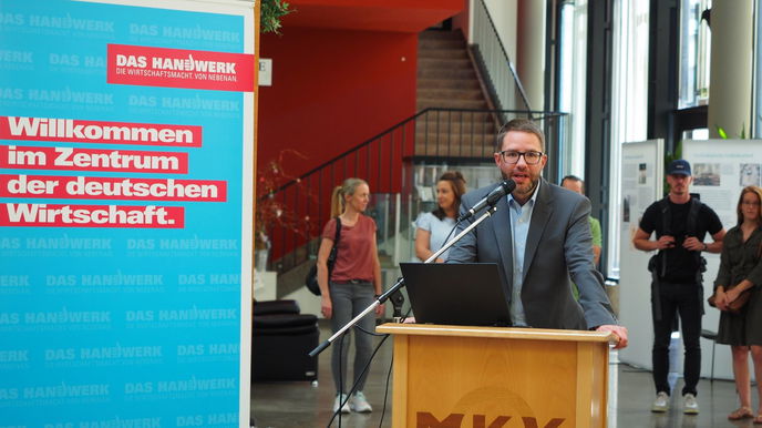 Landrat Thorsten Stolz eröffnete die Ausstellung der Gesellenstücke der Tischler-Innung Gelnhausen-Schlüchtern und der Tischler-Innung Hanau. - Foto: Privat