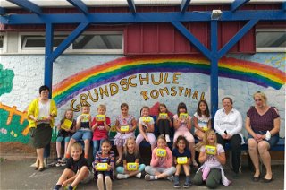 Mit mehreren zuckerfreien Vormittagen hat sich diese zweite Klasse der Verbundschule Bad Soden-Salmünster-Romsthal erfolgreich am Wettbewerb Apfelplakat beteiligt.