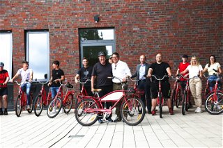 Norbert Strauss und einige Mitarbeiter des Unternehmens begleiteten Minister-präsident Boris Rhein auf seiner Bürgerradtour.