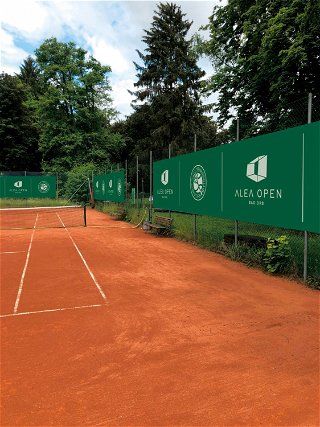 Die Tennisanlage im Orbgrund soll sich harmonisch in den Alea Park einfügen – mittelfristig soll etwa der Platz am Orbgrund  zum Center Court für die Alea Open ausgebaut werden, die ab 2024 ausgespielt werden