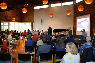 Im Rahmen eines ersten Treffens, das den Auftakt zu einem fortlaufenden Beteiligungsprozess bildete, erklärten die Vertreter von Stadt und Kirche die gemeinsamen Pläne der Stadt Hanau und der Evangelischen Kirchengemeinde Hanau-Kesselstadt. - Fotos: Stadt Hanau