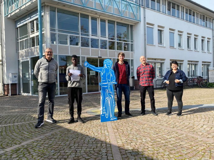 Die Einsteinschüler*innen haben erneut besonders zahlreich an der Klimaschutzaktion „STADTRADELN“ teilgenommen. Als Sonderpreis gab es eine exklusive Führung durch das Wasserkraftwerk an der Staustufe zwischen Maintal und Kesselstadt.