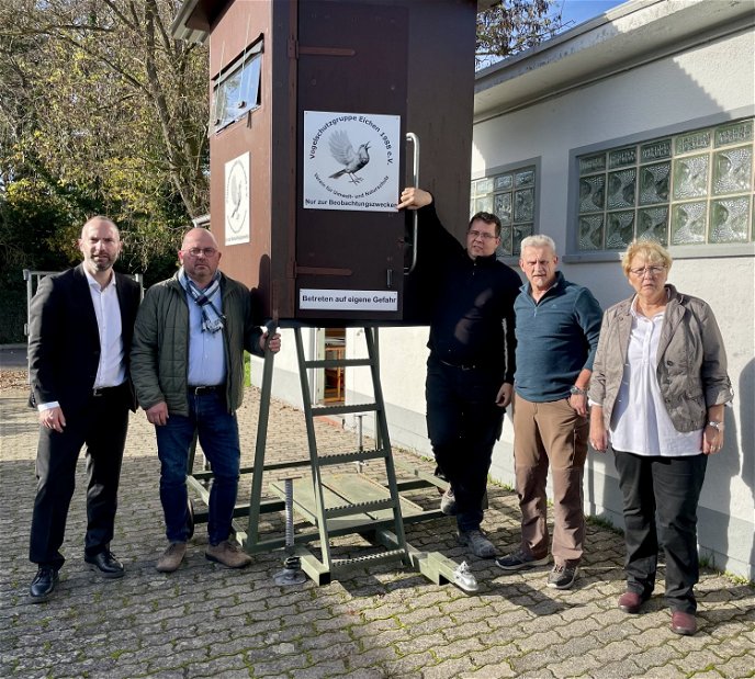 Auf völliges Unverständnis trifft bei Bürgermeister Andreas Bär und Erstem Stadtrat Rainer Vogel der erneute Vandalismus am Beobachtungsturm in der Nidderaue bei Eichen.