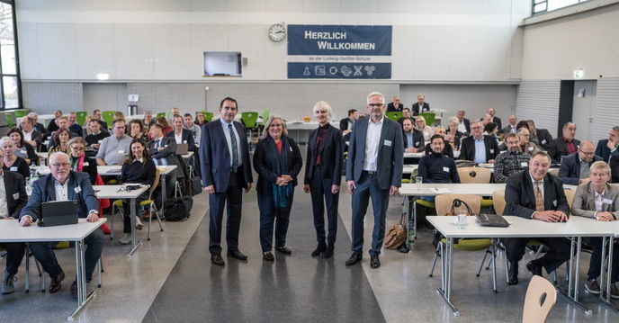 Kultusminister Prof Ralph A. Lorz, Ulrike Rüger, Leiterin des Großreferats Berufliche Bildung im Hessischen Kultusministerium, gemeinsam mit Annette Greilich, ehemalige Vorsitzende der AGD, und Friedhelm Walther, neu gewählter Vorsitzender der AGD