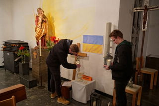 Das Friedenslicht aus Betlehem brennt über Weihnachten und Neujahr in der tagsüber am Seiteneingang geöffneten St. Elisabethkirche, Kastanienallee 68, 63454 Hanau und in der Stadtpfarrkirche Mairiae Namen im Bangert.