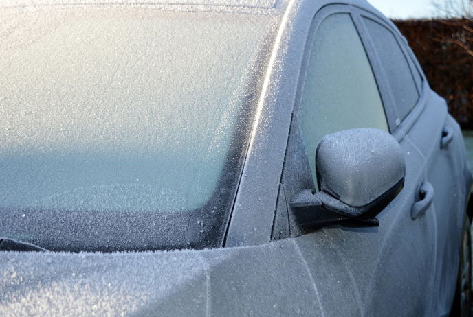 Bloß ein Guckloch freikratzen reicht nicht... - Foto: ADAC Hessen-Thüringen e.V.