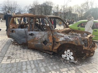 Zerstörte russische Fahrzeuge stehen wie in einer Millitärparade 