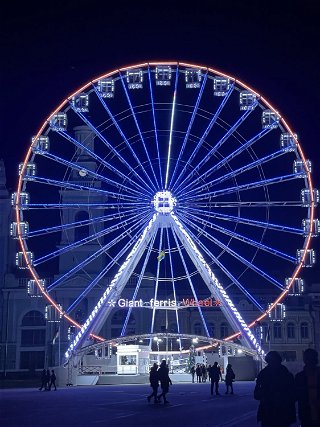 Nur wenig ist in der Nacht in Kyiv beleuchtet - das Riesenrad am Kontraktova Square gehört dazu