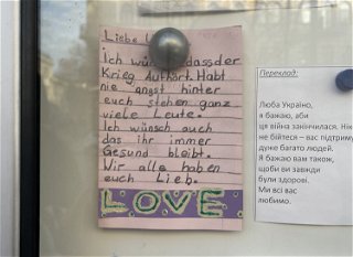 Rührendes Schreiben im Schaukasten der Deutschen Botschaft in Kyiv