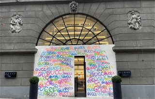 Der Gucci-Store in Kyiv kunstvoll verhüllt. Schützt und sieht dabei auch noch gut aus