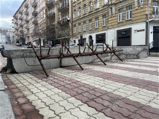 Vorkehrungen für Straßensperren sind in Kyiv noch zu sehen