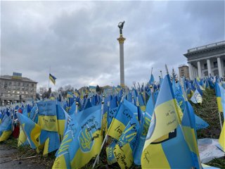 Emotionales Bild: Ukrainische Flaggen mit Namen von im Krieg getöteten Menschen