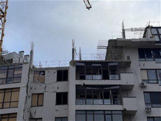 Einige zerstörte Gebäude werden in Kyiv schon wieder aufgebaut
