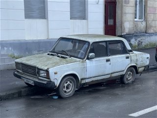 Altes Auto in der ukrainischen Stadt Lwiw