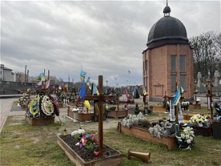 Zahlreiche gefallene Soldaten liegen auf dem Friedhof in Lwiw begraben
