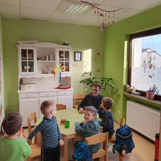 Judith Köller mit Kindern beim Frühstück in der gemütlichen Küche der Kita.